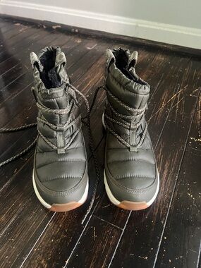 Women Waterproof Snow Boots in dark olive green